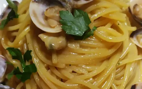 Spaghetti alle vongole surgelate, un piatto gustoso e veloce. Spaghetti conditi con vongole, prezzemolo e un filo d'olio.