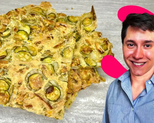 Fette dorate di scarpaccia di zucchine, croccanti e saporite, pronte per essere gustate.