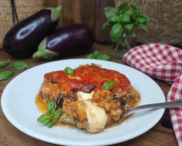 Un invitante pasticcio di melanzane, ricco e filante, pronto per essere gustato.