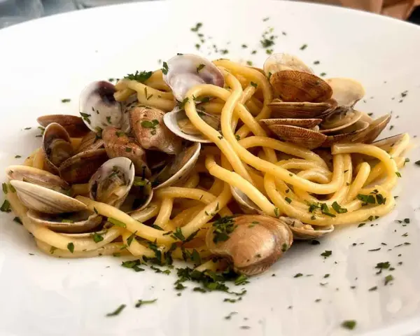 Spaghetti con lupini di mare freschi, un piatto che profuma di mare e di tradizione.