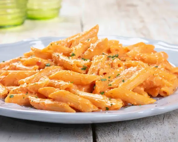 Penne cremose con salsa rosa, una delle migliori idee primi piatti per un pranzo veloce e gustoso.
