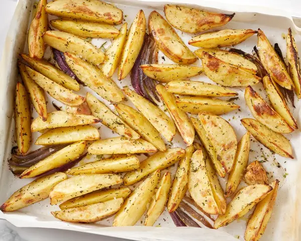 Patate al forno dorate e croccanti, condite con erbe aromatiche. Una ricetta con patate perfetta per ogni occasione.