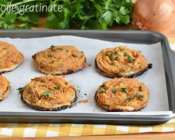 Sei fette di cipolle al forno, dorate e gratinate, pronte per essere gustate.