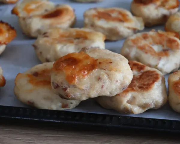 Polpette di pollo dorate e gustose, appena sfornate, con formaggio fuso che cola.