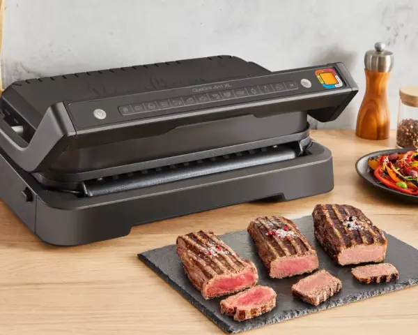 Grigliata di carne perfetta con la piastra OptiGrill. Succulenti bistecche e verdure colorate, pronte per essere gustate.
