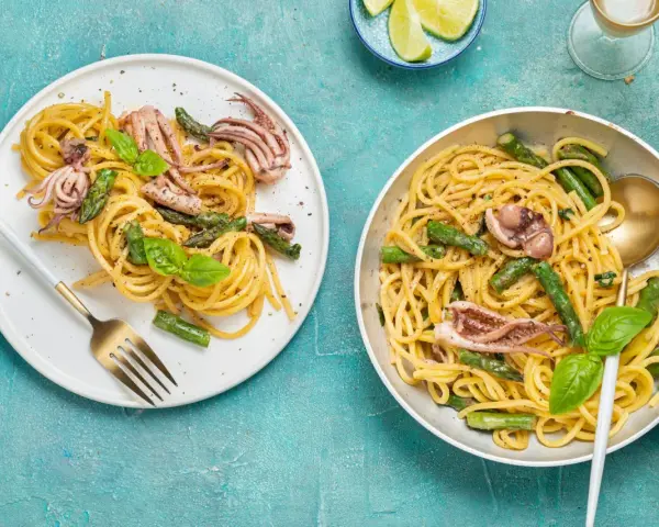 Spaghetti con calamari e asparagi, un piatto colorato e saporito, pronto per essere gustato.