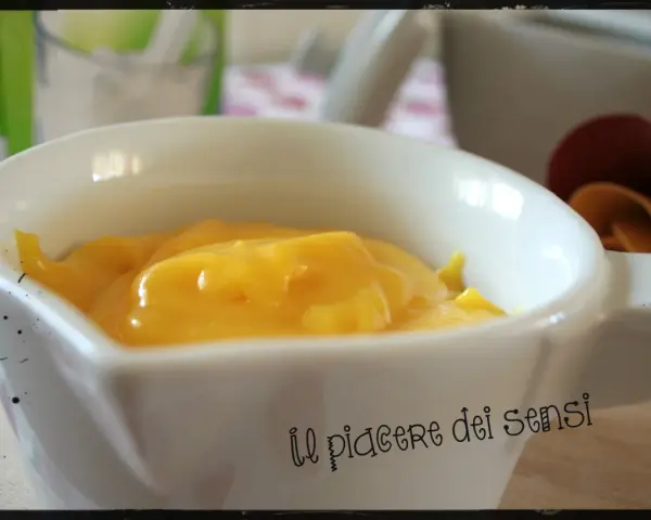 Crema pasticcera ricetta della nonna, densa e vellutata, pronta per deliziare il palato.