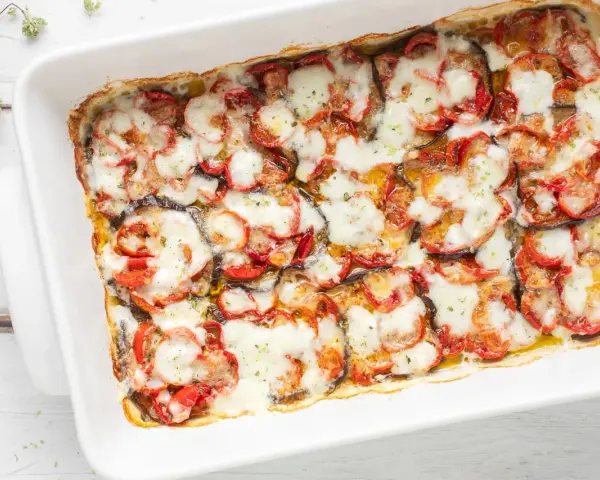 Melanzane grigliate al forno, uno strato invitante di verdure e formaggio fuso, pronto per essere gustato.