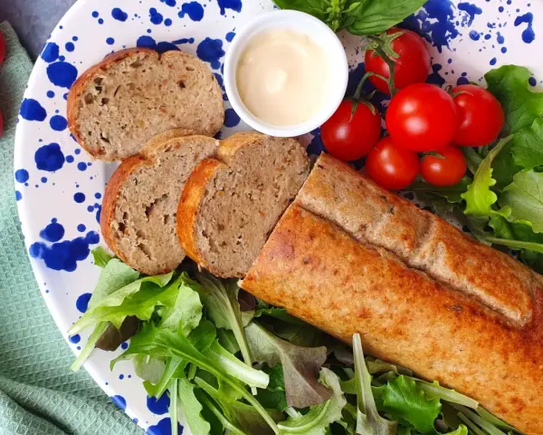 Un gustoso polpettone di tonno affettato, servito con pomodorini, insalata fresca e una ciotolina di maionese.
