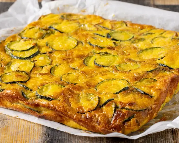 Una gustosa frittata di zucchine, dorata e invitante, pronta per essere servita.