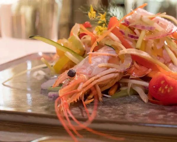 Gambero rosa su letto di verdure fresche, un'elegante catalana di crostacei.