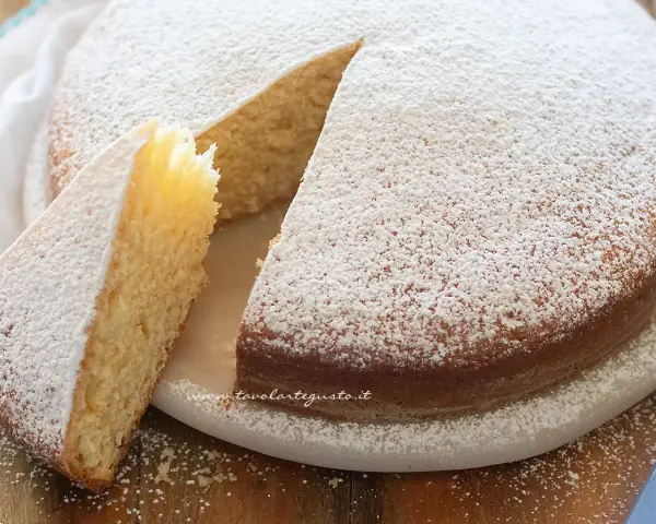 Torta soffice e profumata, cosparsa di zucchero a velo. Un delizioso dolce senza uova, perfetto per ogni occasione.