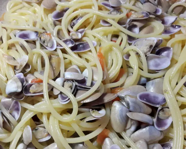 Spaghetti con profumate telline di mare, un classico piatto italiano che sa di estate e sole.