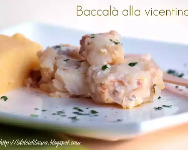 Piatto di baccalà alla vicentina cremoso e saporito, servito con una porzione di polenta morbida.