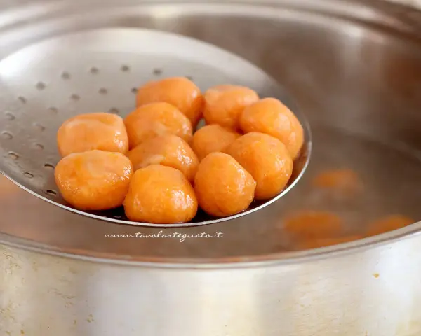 Gnocchi di zucca appena scolati, pronti per essere gustati.
