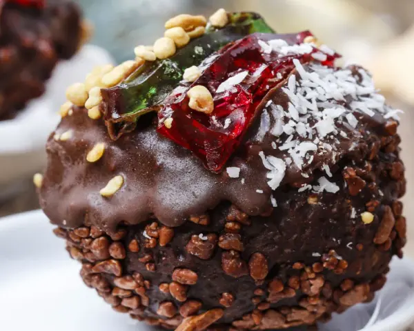 Deliziose palline di cioccolato ricoperte di croccantezza, con gelatine colorate e scaglie di cocco.