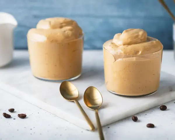 Crema di caffè come al bar con solo 3 ingredienti, servita in bicchieri con cucchiaini dorati.