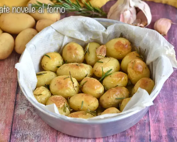 Patate novelle al forno dorate e profumate al rosmarino, pronte per essere gustate.