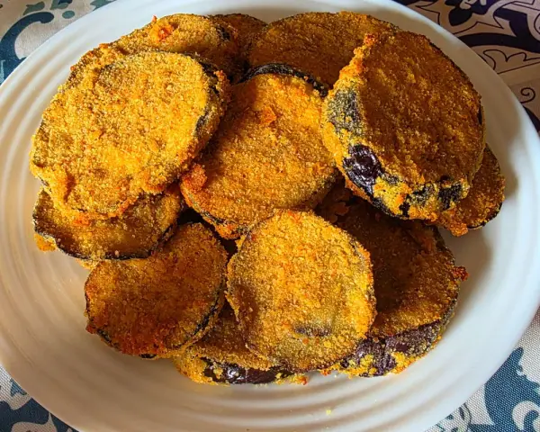 Fette di melanzane impanate e dorate, cotte nella friggitrice ad aria. Croccanti e gustose, perfette come contorno o antipasto.