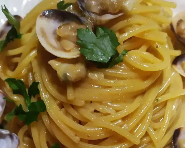 Spaghetti alle vongole surgelate, un piatto gustoso e veloce. Spaghetti conditi con vongole, prezzemolo e un filo d'olio.