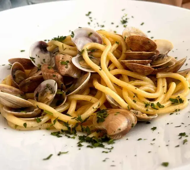 Spaghetti con lupini di mare freschi, un piatto che profuma di mare e di tradizione.