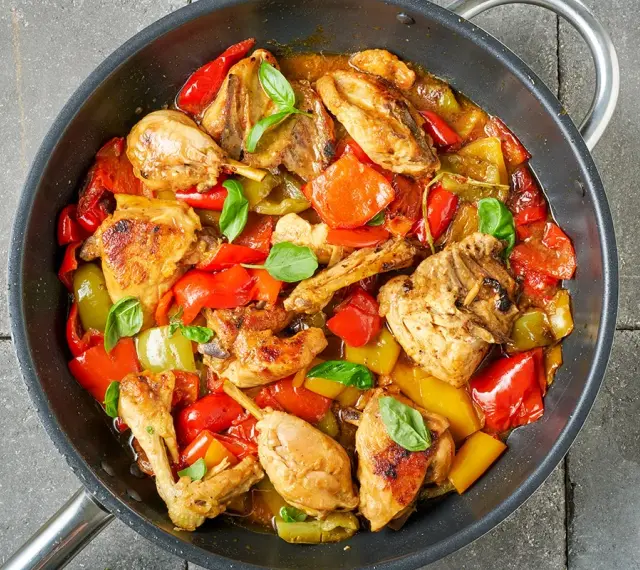 Straccetti di pollo con peperoni rossi e gialli, cotti in padella con basilico fresco.
