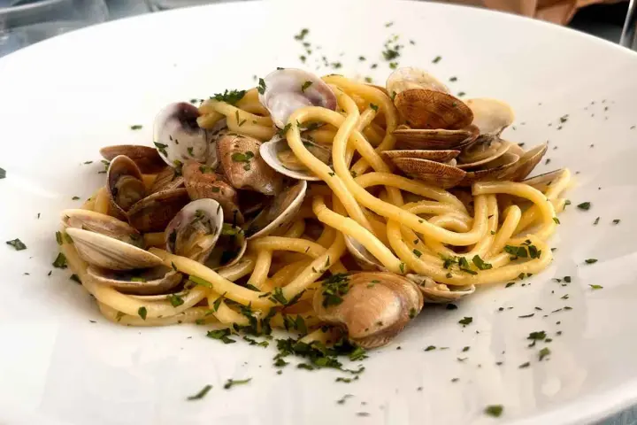 Spaghetti con lupini di mare freschi, un piatto che profuma di mare e di tradizione.