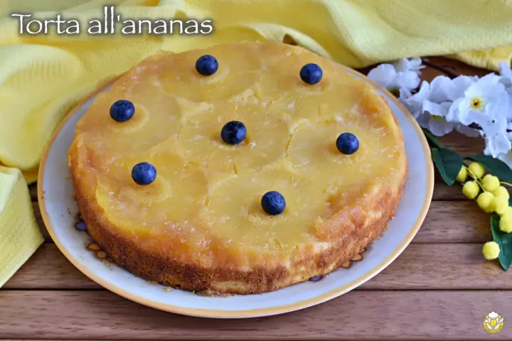 Deliziosa torta rovesciata all'ananas, con fette di ananas caramellate e mirtilli freschi, pronta per essere gustata.