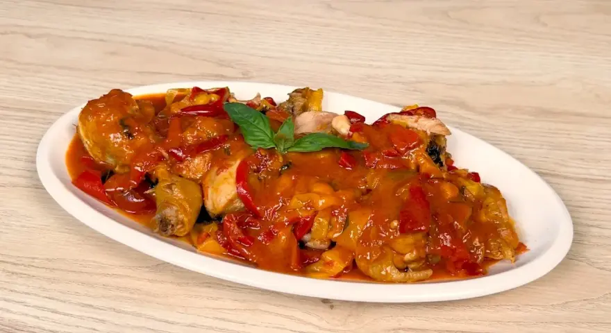Pollo alla romana succulento, con peperoni rossi e gialli, in un sugo ricco.