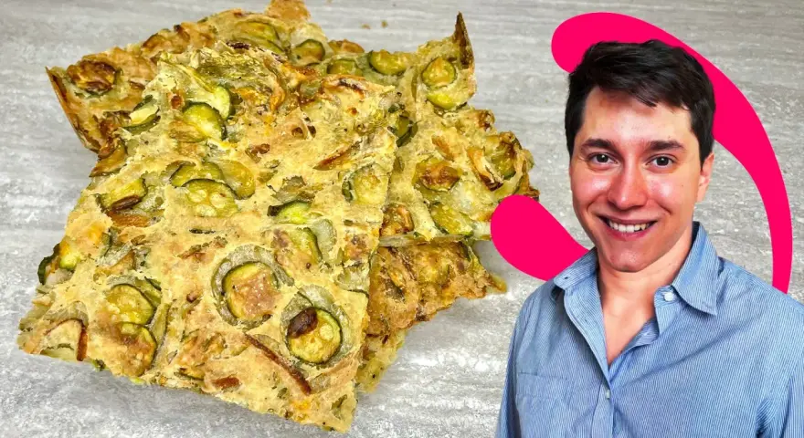 Fette dorate di scarpaccia di zucchine, croccanti e saporite, pronte per essere gustate.