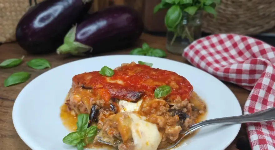 Un invitante pasticcio di melanzane, ricco e filante, pronto per essere gustato.