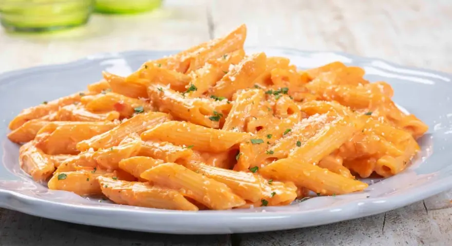 Penne cremose con salsa rosa, una delle migliori idee primi piatti per un pranzo veloce e gustoso.