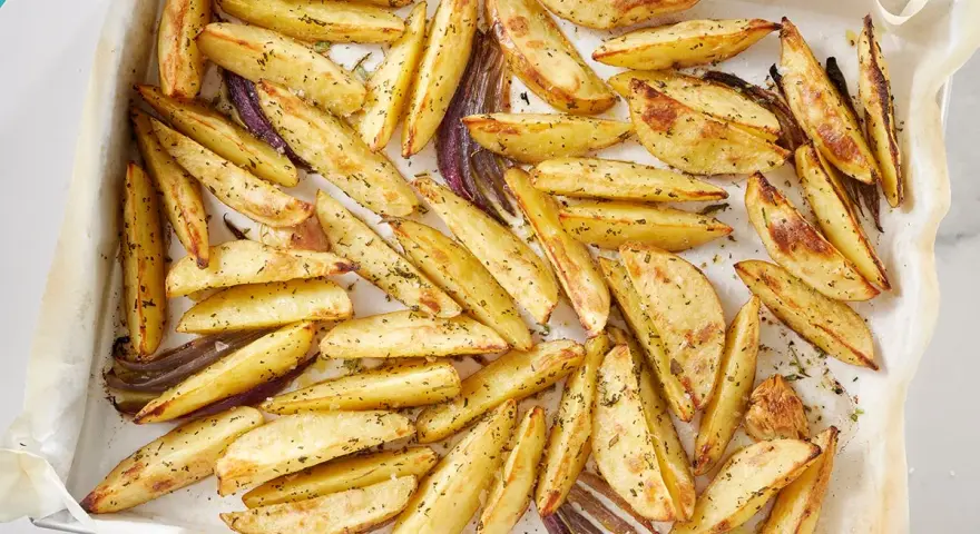 Patate al forno dorate e croccanti, condite con erbe aromatiche. Una ricetta con patate perfetta per ogni occasione.
