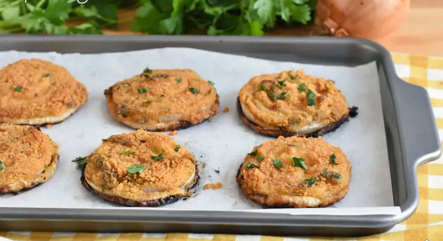 Sei fette di cipolle al forno, dorate e gratinate, pronte per essere gustate.