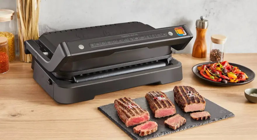 Grigliata di carne perfetta con la piastra OptiGrill. Succulenti bistecche e verdure colorate, pronte per essere gustate.