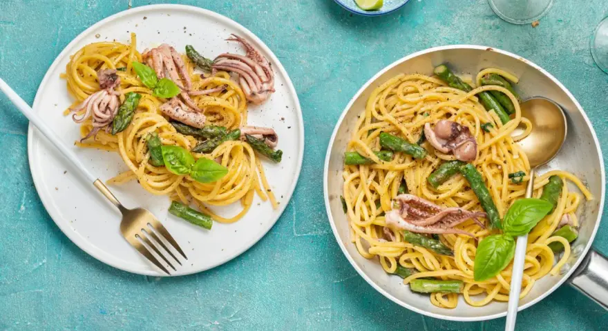Spaghetti con calamari e asparagi, un piatto colorato e saporito, pronto per essere gustato.