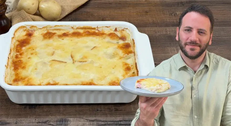 Una teglia fumante di parmigiana di patate, dorata e invitante, con una porzione servita su un piatto.