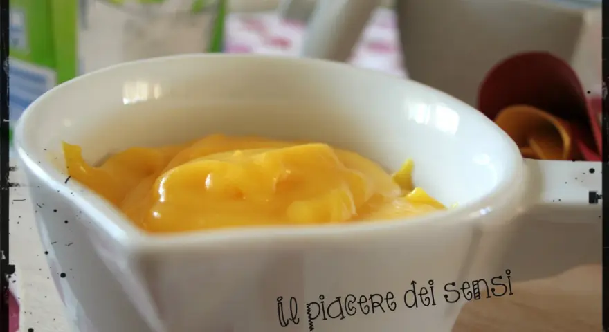 Crema pasticcera ricetta della nonna, densa e vellutata, pronta per deliziare il palato.