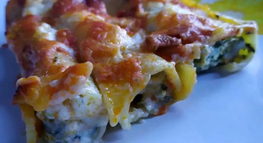 Cannelloni di carne ricetta della nonna, ripieni di un gustoso ragù e ricoperti di besciamella e formaggio fuso, un classico intramontabile.