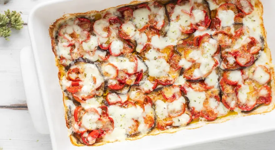 Melanzane grigliate al forno, uno strato invitante di verdure e formaggio fuso, pronto per essere gustato.