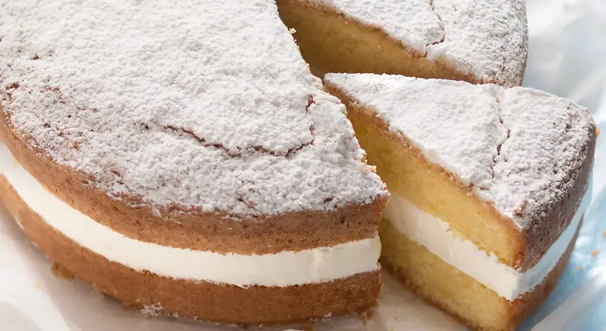 Torta Paradiso: soffice pan di Spagna farcito con crema, spolverata di zucchero a velo. Una delizia da provare con questa ricetta.