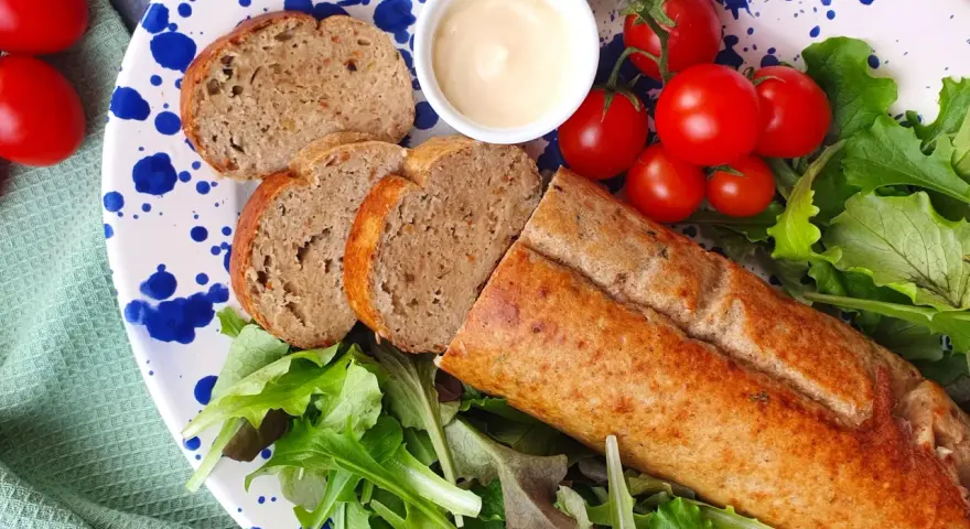 Un gustoso polpettone di tonno affettato, servito con pomodorini, insalata fresca e una ciotolina di maionese.