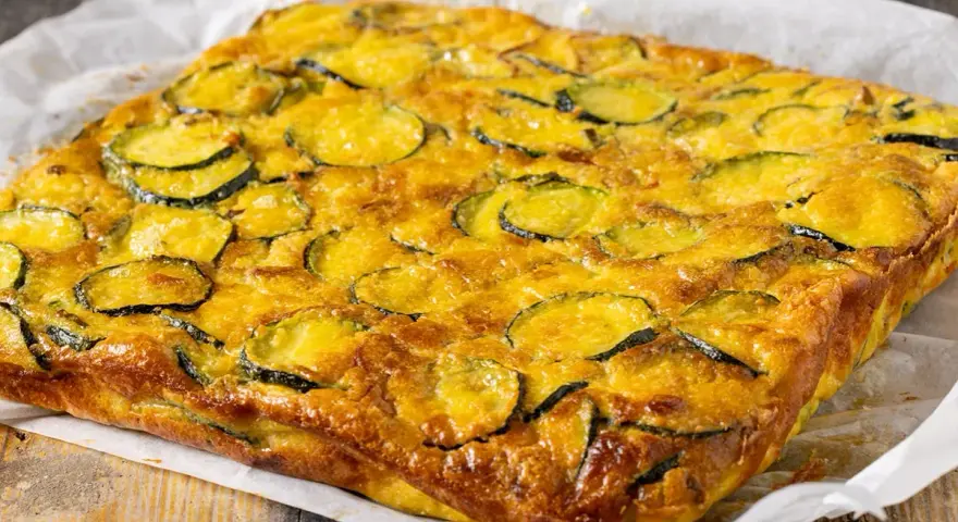 Una gustosa frittata di zucchine, dorata e invitante, pronta per essere servita.
