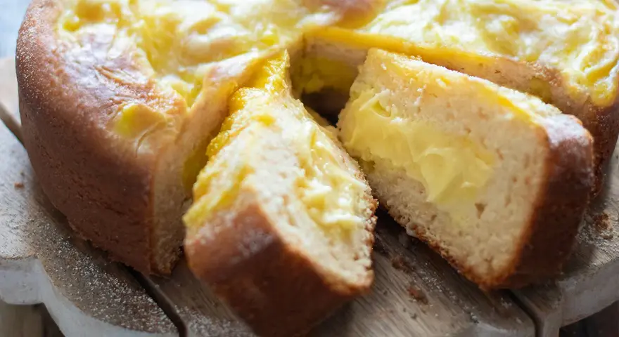 Torta soffice alla crema, una torta facile e veloce perfetta per ogni occasione.