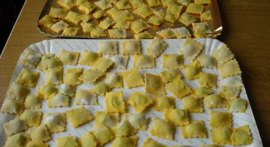 Tanti ravioli ricotta e spinaci fatti in casa, pronti per essere cucinati.