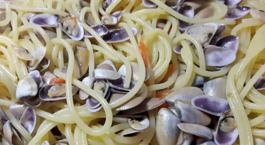 Spaghetti con profumate telline di mare, un classico piatto italiano che sa di estate e sole.