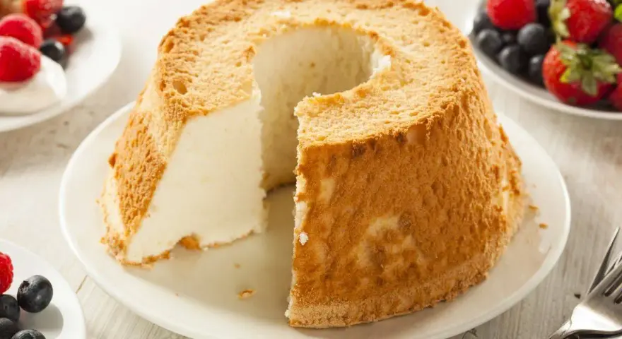 Torta soffice e leggera, un classico tra i dolci con albumi, servita con frutti di bosco freschi.