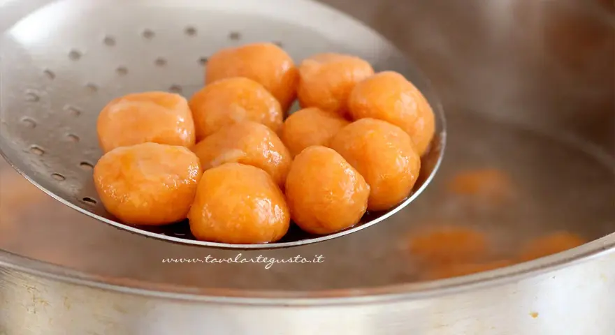 Gnocchi di zucca appena scolati, pronti per essere gustati.