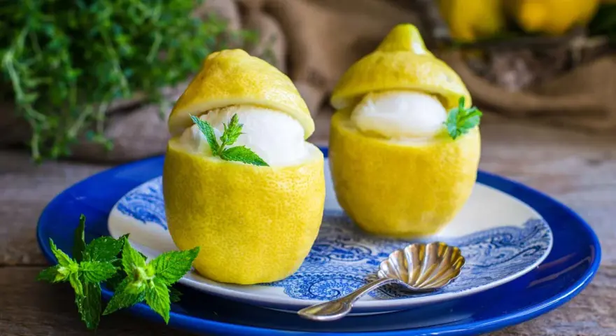 Due deliziosi sorbetti al limone serviti in veri limoni svuotati, guarniti con menta fresca. Un dessert rinfrescante e visivamente accattivante.