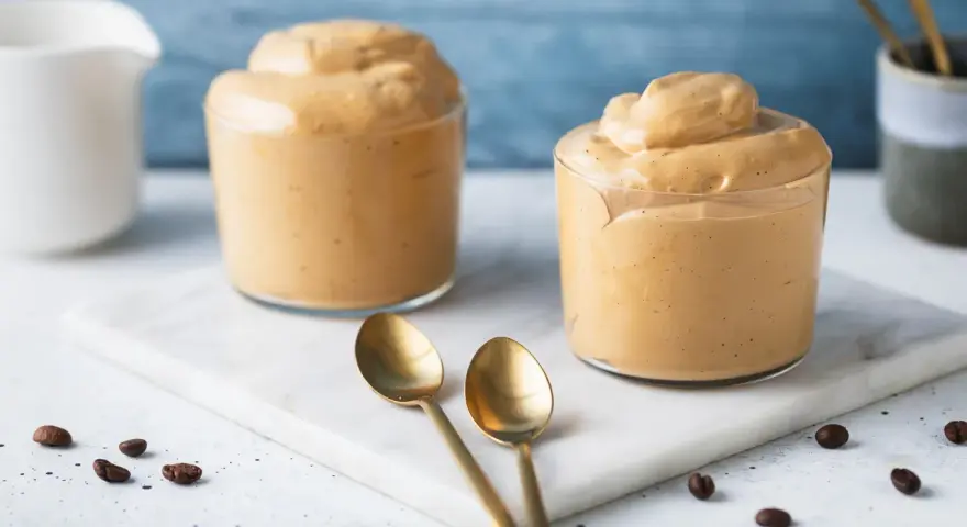 Crema di caffè come al bar con solo 3 ingredienti, servita in bicchieri con cucchiaini dorati.